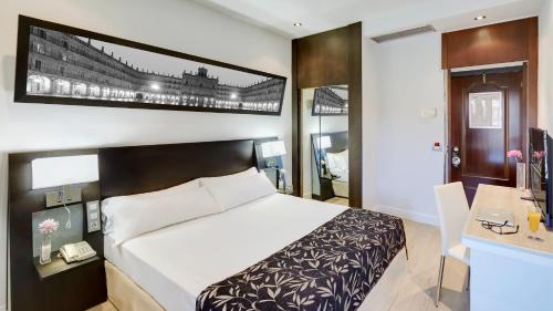 Habitación Doble o Twin con Balcón y Vistas a la Plaza del hotel Sercotel Las Torres Salamanca. Foto 1