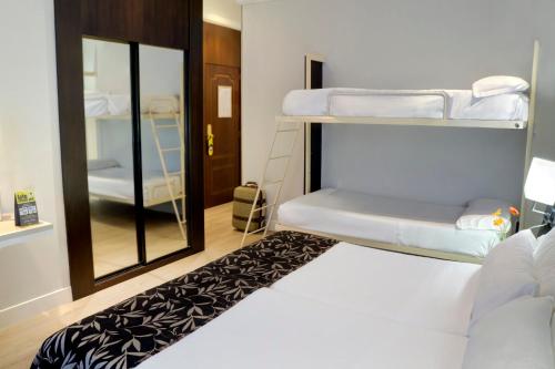 Habitación Doble Familiar del hotel Sercotel Las Torres Salamanca. Foto 2
