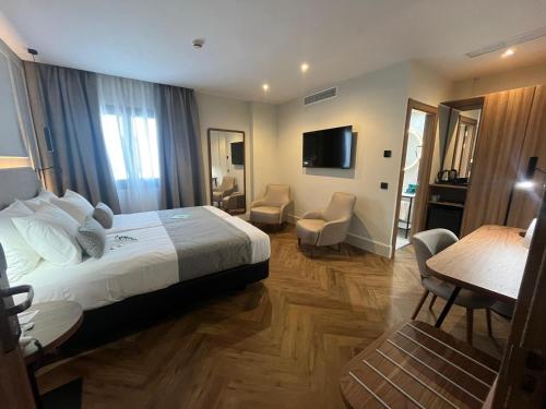 Habitación Deluxe del hotel Silken Rona Dalba. Foto 11