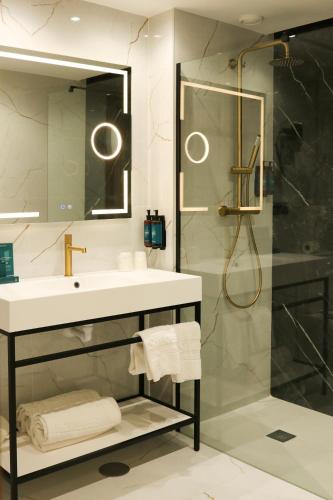 Habitación Deluxe del hotel Silken Rona Dalba. Foto 15