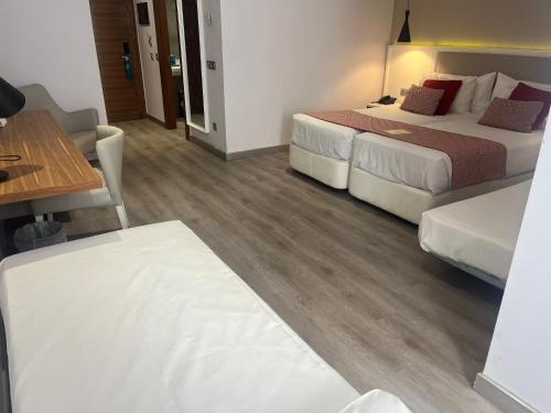 Habitación Familiar del hotel Silken Rona Dalba. Foto 4