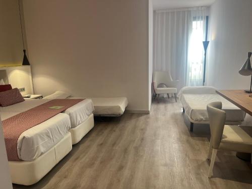 Habitación Familiar del hotel Silken Rona Dalba. Foto 5
