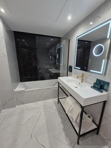 Habitación Familiar con bañera del hotel Silken Rona Dalba