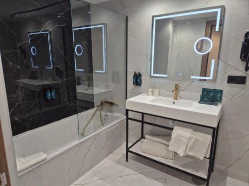 Habitación Familiar con bañera del hotel Silken Rona Dalba. Foto 1