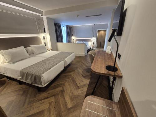 Habitación Familiar con bañera del hotel Silken Rona Dalba. Foto 3