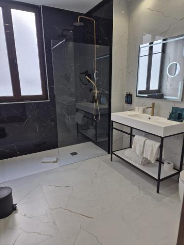 Habitación Familiar con bañera del hotel Silken Rona Dalba. Foto 4