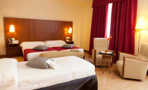 Habitación Vincci con cama supletoria del hotel Vincci Ciudad De Salamanca. Foto 4