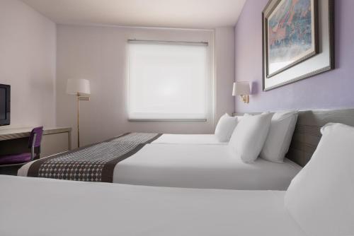 Habitación Triple Estándar del hotel Exe Salamanca. Foto 1
