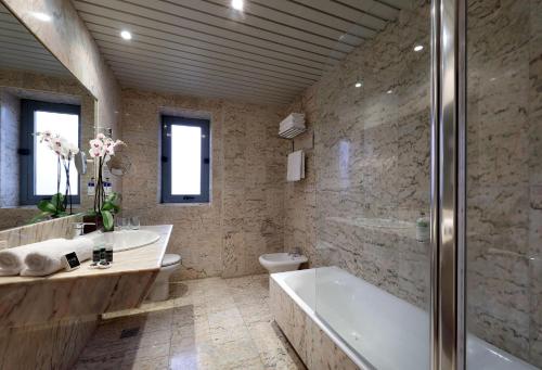 Habitación Triple Estándar del hotel Exe Salamanca. Foto 3
