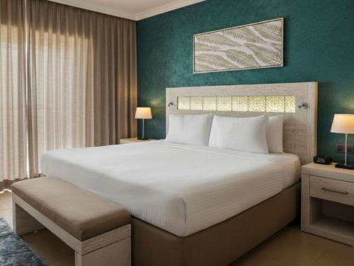 Habitación Clásica con cama grande y vistas a la montaña del hotel Mövenpick Waterpark Resort and Spa Soma Bay. Foto 6