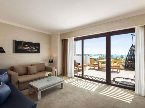 Suite Deluxe con vistas al mar - 1 cama extragrande del hotel Mövenpick Waterpark Resort and Spa Soma Bay