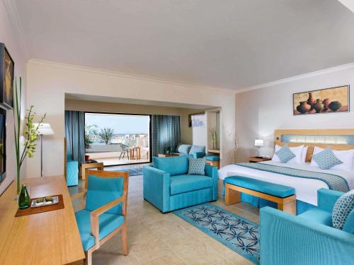 Suite Junior con cama extragrande del hotel Mövenpick Waterpark Resort and Spa Soma Bay. Foto 2