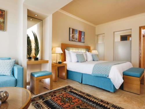 Suite Junior con cama extragrande del hotel Mövenpick Waterpark Resort and Spa Soma Bay. Foto 3