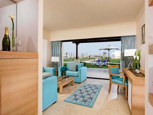 Suite Junior con cama extragrande del hotel Mövenpick Waterpark Resort and Spa Soma Bay. Foto 4