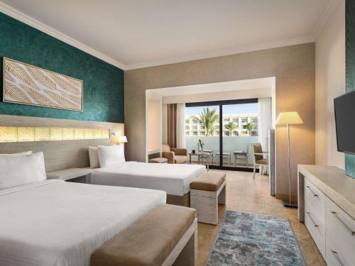 Habitación Doble Clásica con vistas a la montaña - 2 camas del hotel Mövenpick Waterpark Resort and Spa Soma Bay. Foto 1
