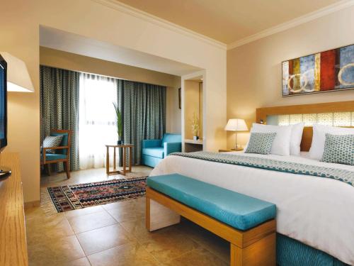 Habitación Deluxe con cama grande y vistas a la montaña del hotel Mövenpick Waterpark Resort and Spa Soma Bay. Foto 4