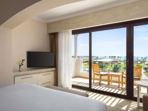 Classic Queen Room with Pool View del hotel Mövenpick Waterpark Resort and Spa Soma Bay