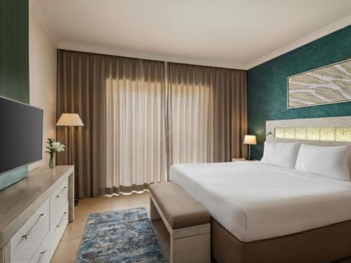 Classic Queen Room with Pool View del hotel Mövenpick Waterpark Resort and Spa Soma Bay. Foto 4