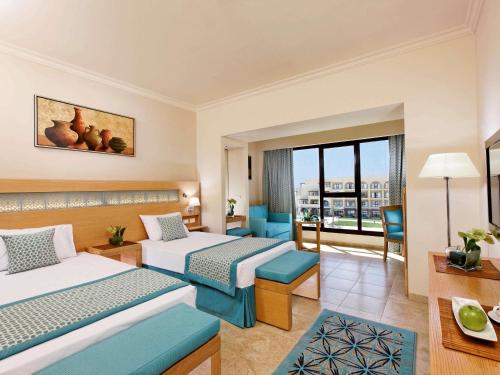 Habitación Doble Clásica con vistas a la piscina - 2 camas del hotel Mövenpick Waterpark Resort and Spa Soma Bay. Foto 4