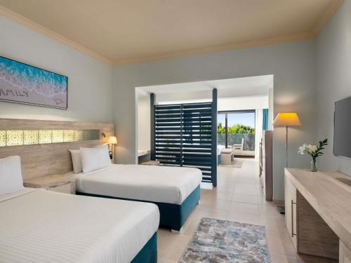 Family Room with King Bed and Mountain View del hotel Mövenpick Waterpark Resort and Spa Soma Bay. Foto 2