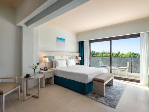 Family Room with King Bed and Mountain View del hotel Mövenpick Waterpark Resort and Spa Soma Bay. Foto 3