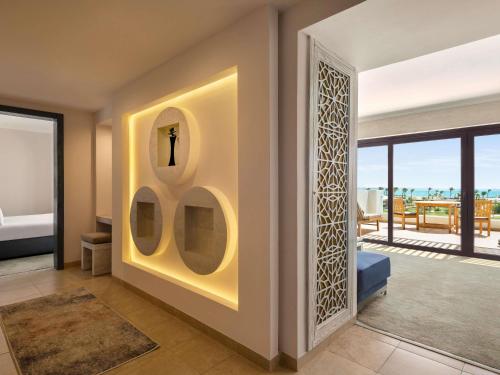 Suite Superior con vistas a la piscina del hotel Mövenpick Waterpark Resort and Spa Soma Bay. Foto 1