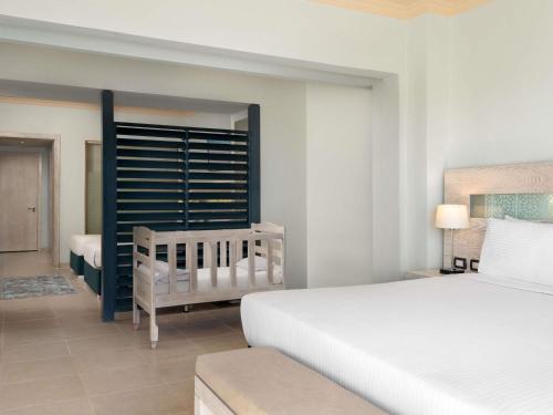 Habitación Familiar con vistas al jardín del hotel Mövenpick Waterpark Resort and Spa Soma Bay. Foto 1