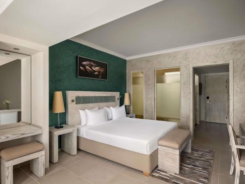 Habitación Deluxe con cama grande del hotel Mövenpick Waterpark Resort and Spa Soma Bay. Foto 3
