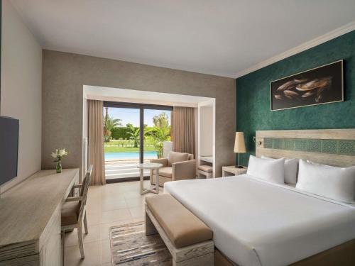 Swim up Room Queen bed del hotel Mövenpick Waterpark Resort and Spa Soma Bay. Foto 6