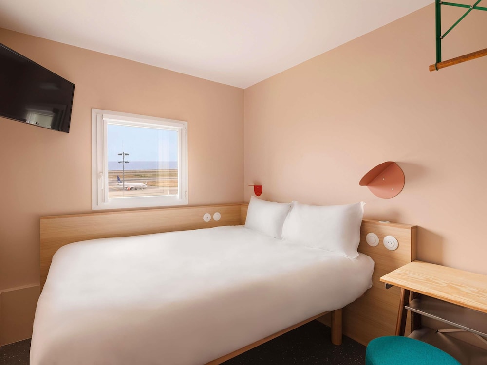 Habitación Pop con cama doble del hotel Greet Nice Aéroport Promenade des Anglais. Foto 2
