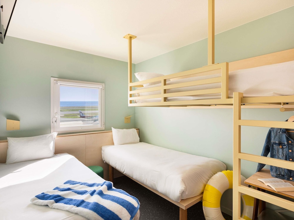 Habitación POP con 2 camas individuales y 1 cama individual superpuesta del hotel Greet Nice Aéroport Promenade des Anglais