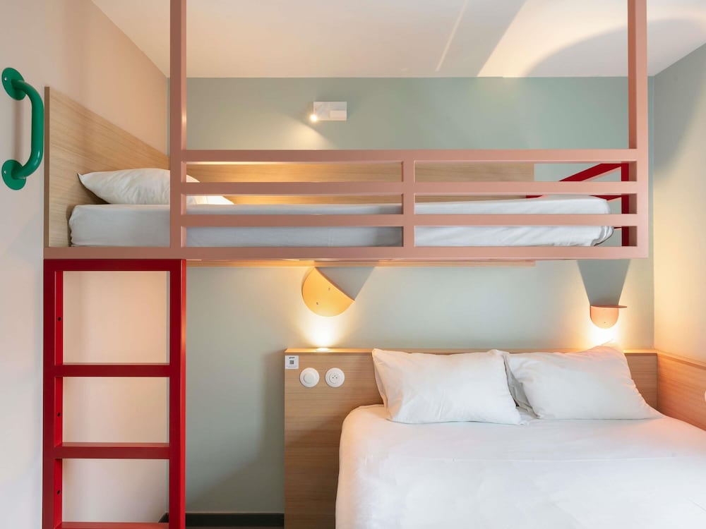 Habitación POP triple con 1 cama doble y 1 cama individual superpuesta del hotel Greet Nice Aéroport Promenade des Anglais. Foto 3