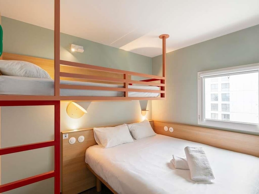 Habitación POP triple con 1 cama doble y 1 cama individual superpuesta del hotel Greet Nice Aéroport Promenade des Anglais. Foto 7