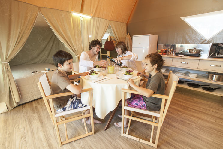 Tienda 2 habitaciones Baño compartido del hotel Torre de la Mora. Foto 4