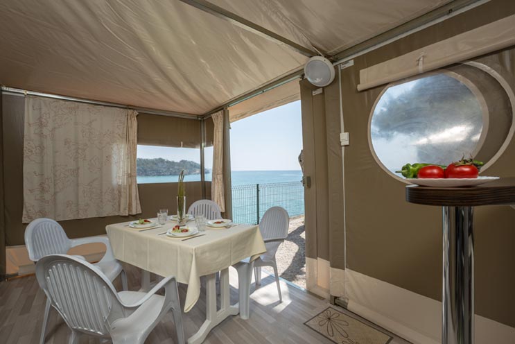 Tienda 2 habitaciones Baño compartido del hotel Torre de la Mora. Foto 7