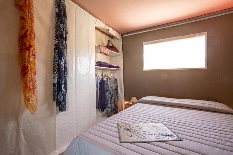 Tienda 2 habitaciones Baño compartido del hotel Torre de la Mora. Foto 8