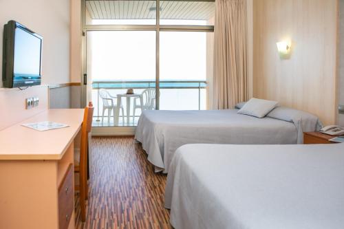 Habitación Triple con vistas al mar del hotel RVHotels Ametlla Mar. Foto 6