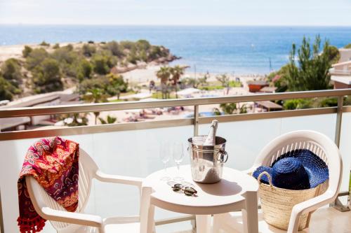 Habitación Cuádruple con vistas al mar del hotel RVHotels Ametlla Mar. Foto 3