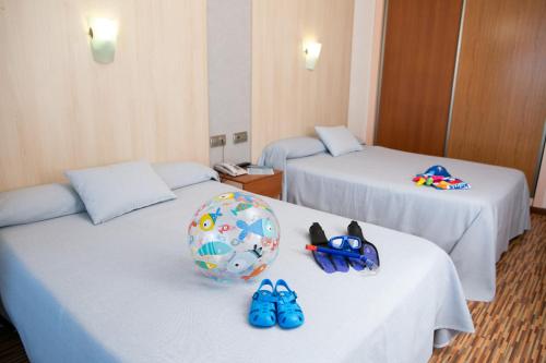 Habitación cuádruple Vista Mar 2 Camas dobles Normal del hotel RVHotels Ametlla Mar. Foto 4