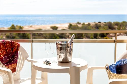 Habitación Triple con vistas al mar del hotel RVHotels Ametlla Mar. Foto 8