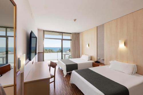 Habitación cuádruple Vista Mar 2 Camas dobles Normal del hotel RVHotels Ametlla Mar. Foto 8