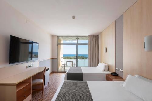Habitación Triple con vistas al mar del hotel RVHotels Ametlla Mar. Foto 9