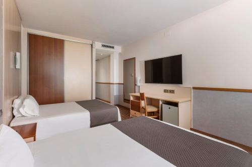 Habitación Triple con vistas al mar del hotel RVHotels Ametlla Mar. Foto 10