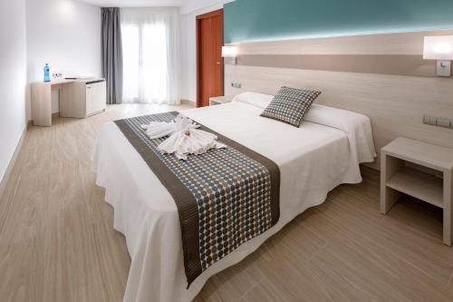 Habitación familiar Balcón o Terraza 2 Camas individuales 1 Cama doble del hotel 4r Miramar Calafell. Foto 2