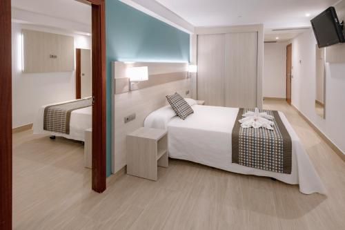 Habitación familiar Balcón o Terraza 2 Camas individuales 1 Cama doble del hotel 4r Miramar Calafell. Foto 3