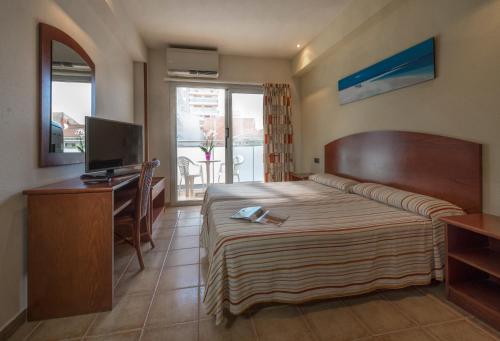 Habitación Triple Estándar del hotel 4r Miramar Calafell. Foto 1