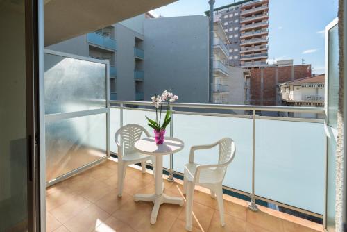 Habitación Triple Estándar del hotel 4r Miramar Calafell. Foto 3