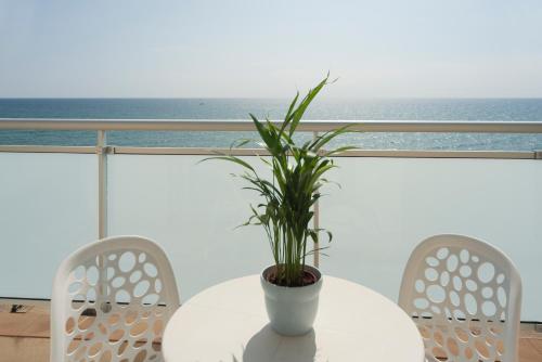 Habitación Triple con vistas al mar del hotel 4r Miramar Calafell. Foto 4
