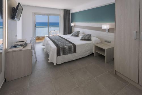 Habitación Cuádruple con vistas al mar del hotel 4r Miramar Calafell