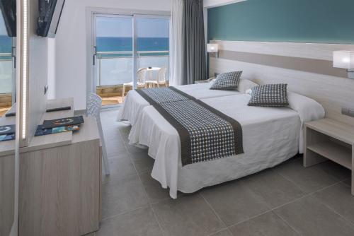 Habitación Cuádruple con vistas al mar del hotel 4r Miramar Calafell. Foto 1